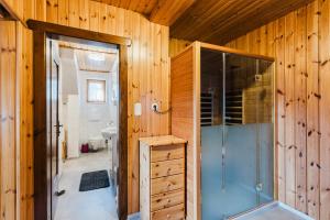 ein Badezimmer mit Dusche und Glastür in der Unterkunft Trippolthof in Prebl + 95 Fotos