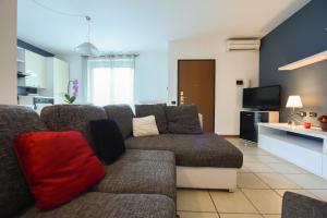 a living room with a couch and a television at Casa Vacanza Ninfea in Paratico