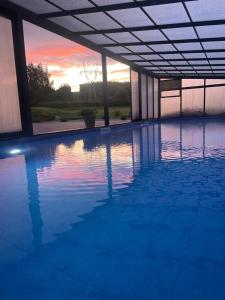 an empty swimming pool with a sunset in the background at Domek z bali in Wojcieszyce