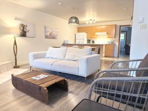 a living room with a couch and a table at Chalets Montmorency Mont-Sainte-Anne in Saint-Férréol-les-Neiges