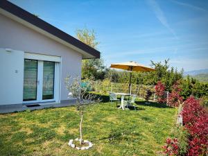 a garden with a table and an umbrella at Fermata 35 in Sandra +12 photos