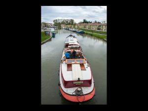 Imagen de la galería de Péniche Kapadokya Gîte insolite sur le canal du Midi, en Mas-Saintes-Puelles