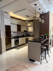 a kitchen with a table and some chairs in it at Comfort House in Azib Aïn el Alak