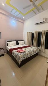 a bedroom with a bed in a room at Utkarsh Palace And Restaurant in Ayodhya Ghā