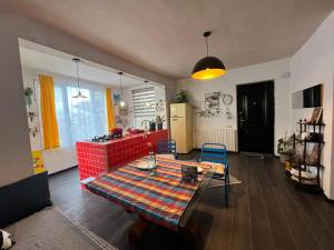 a living room with a table and a kitchen at Almadovarhouse in Makhinjauri