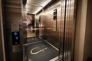 an elevator with the name cork on the door at Hotel Restauracja Caspar in Jelenia Góra