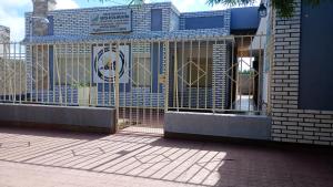 a gate in front of a building at Posada el circulo in Chamical