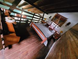 an overhead view of a bedroom with a bed and wooden floors at Cabañas Desde Las Estrellas in Merlo