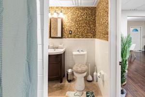a bathroom with a toilet and a sink at Sun-Filled and Spacious One-Level Buckhead Oasis in Atlanta +40 photos