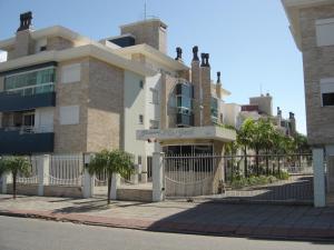 a building with a fence in front of it at Apartamento em Praia dos Ingleses in Florianópolis
