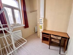 a bedroom with a desk and a bunk bed at Le Repère de Rumaucourt in Rumaucourt +4 photos