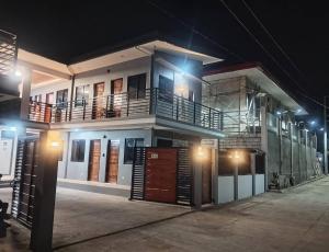 a building at night with its lights on at Residencia de rubie 2 in Dahikan