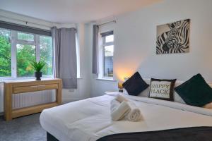 a bedroom with a bed and a zebra picture on the wall at Contractor Base 4BR Fast WiFi Parking High Wycombe in Buckinghamshire