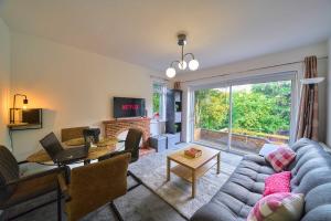 a living room with a couch and a table at Contractor Base 4BR Fast WiFi Parking High Wycombe in Buckinghamshire