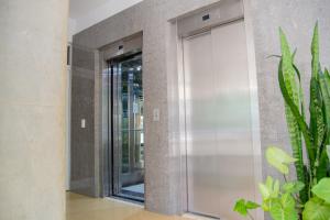 a pivot door in a room with plants at Torre Potosi Departamentos in Rosario +62 photos