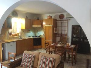 eine Küche und ein Esszimmer mit einem Sofa und einem Tisch in der Unterkunft Piskopos Country House in Episkopi Pafou