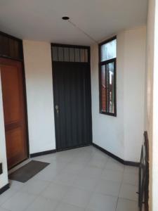 an empty room with a black door and a window at Arauca -Centro in Arauca