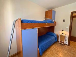 a bedroom with two bunk beds in a room at Condominio Piscina in Grado