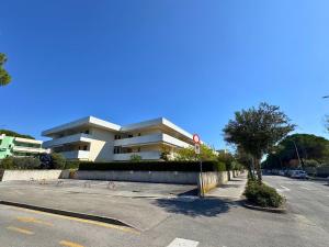 an empty parking lot in front of a building at Condominio Piscina in Grado