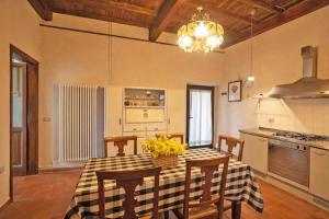 a kitchen and dining room with a table and chairs at La Casa del Voltone in Pontremoli