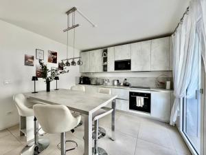 a kitchen with a table and chairs in a room at Villa 124 Residence in Lignano Sabbiadoro