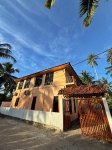 a building with a gate in front of it at Peach's House in Katiet
