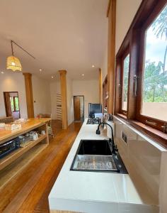 a kitchen with a sink and a counter top at Peach's House in Katiet
