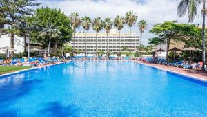 a large swimming pool with a hotel in the background at Complejo BLUESEA Puerto Resort compuesto por Hotel Canarife y Bonanza Palace in Puerto de la Cruz