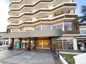 an apartment building with a walkway in front of it at Complejo BLUESEA Puerto Resort compuesto por Hotel Canarife y Bonanza Palace in Puerto de la Cruz
