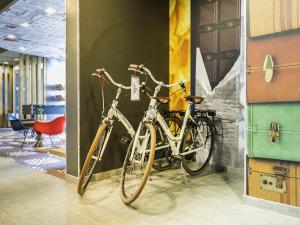 two bikes are on display in a room at ibis De Haan in De Haan