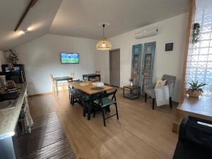 a living room with a table and a dining room at Casa do Ti Luís in Leiria