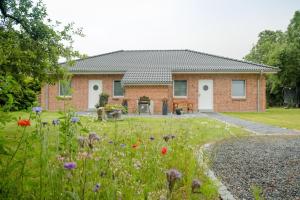 a house with a garden in front of it at Feriendomizil-SeeSand in Gammendorf