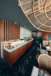 a restaurant with a buffet line with bowls of food at Hotel Rio Guayas by Art Hotels in Guayaquil