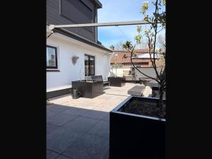 a view of a patio in a house at Gastenverblijf de paddestoel in Urk