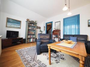 a living room with two chairs and a table at Haus-Bockelmann in Westerland
