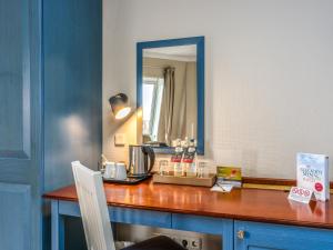 ein Schminktisch mit Spiegel in einem Zimmer in der Unterkunft PLAZA Premium Sylt in Wenningstedt-Braderup