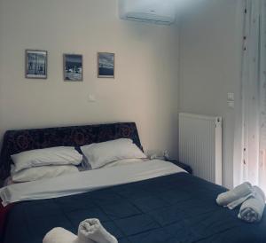 a bedroom with a bed with towels on it at Nàra house in Áyios Spirídhon