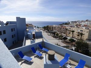 a balcony with chairs and a view of the ocean at galina blanco sosite in Morro del Jable