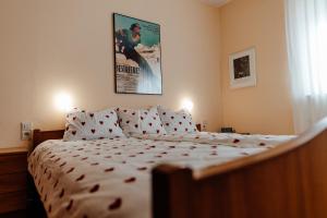 a bedroom with a bed with a poster on the wall at Appartement SISI by MoniCare in Seefeld in Tirol