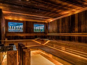 eine leere Sauna mit Holzvertäfelung und zwei Fenstern in der Unterkunft PLAZA Premium Sylt in Wenningstedt-Braderup