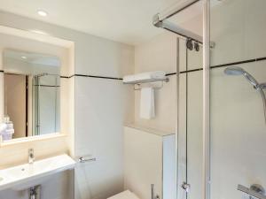 a bathroom with a shower and a sink at ibis Styles Paris Nation Porte De Montreuil in Paris