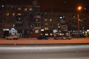 スモレンスクにあるApartments on Rylenkovaの夜間の路上駐車車