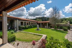 a house with a yard with a garden at Casa de Alderete in Valença