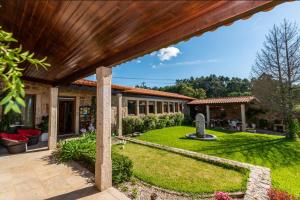 a house with a yard with a fountain at Casa de Alderete in Valença