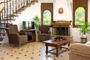 a living room with a table with a cat on a coffee table at villa PLAYA RUSTICAL in Miami Platja
