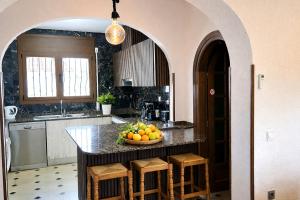 a kitchen with a bowl of fruit on a counter at villa PLAYA RUSTICAL in Miami Platja