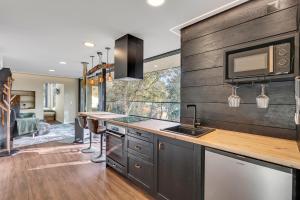 a kitchen with a sink and a counter top at Zaire Lodge in Mira