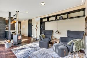 a living room with two chairs and a fireplace at Zaire Lodge in Mira