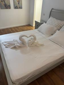 two swans forming a heart on a bed at Dare apartments 2 in Giurgiu