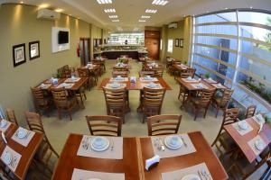 uma vista superior de um restaurante com mesas e cadeiras em Caleche Park Hotel em Alta Floresta